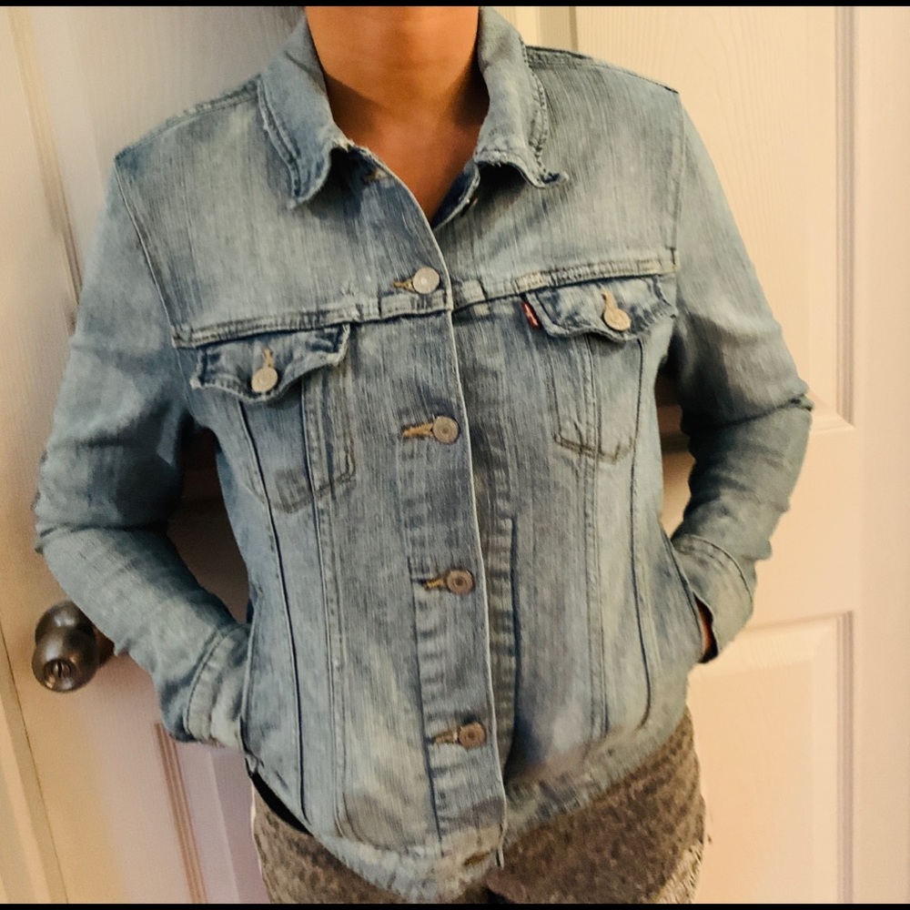 Levi’s Jacket Denim Medium Washed Blue runs small